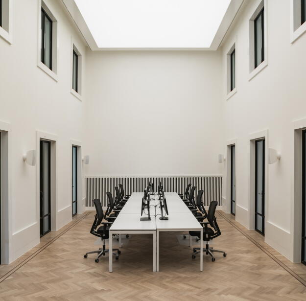 Blanco egaal lichtplafond museum