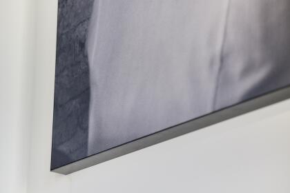 Printwanden in zwarte aluminium frames als aankleding van showroom