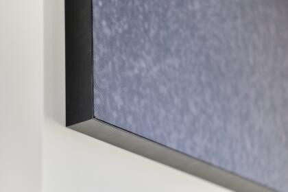 Printwanden in zwarte aluminium frames als aankleding van showroom