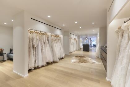 Plafonds tendus acoustiques et murs imprimés magasin de vêtements de mariée