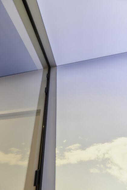 Murs et plafond lumineux imprimés dans le mobilier de jardin de l'espace showroom