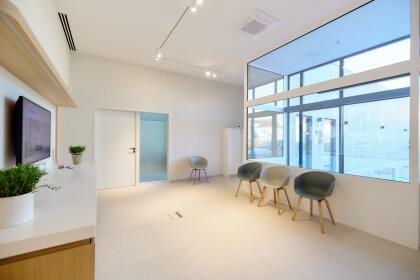 Blanco spanplafonds in kantoorruimte - Oostkamp