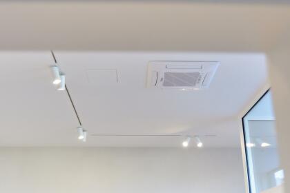 Blanco spanplafonds in kantoorruimte - Oostkamp