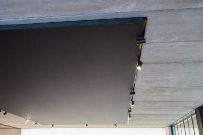 Akoestische spanplafonds met beprinte lichtwand horecazaak