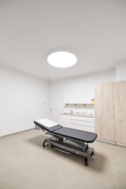 Akoestische spanplafonds en lichtplafonds in dermatologisch centrum