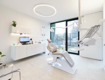 Plafonds tendus standards pour cabinet dentaire à Puurs