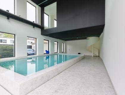 Plafonds tendus acoustiques noirs espace piscine privée