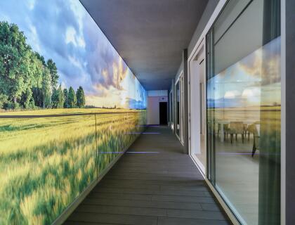 Mur lumineux imprimé, plafonds tendus acoustiques avec plafonds lumineux dans un centre de soins