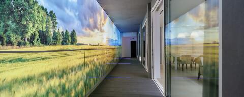 Mur lumineux imprimé, plafonds tendus acoustiques avec plafonds lumineux dans un centre de soins