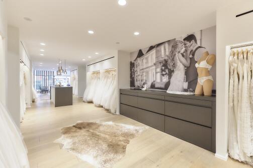 Plafonds tendus acoustiques et murs imprimés magasin de vêtements de mariée